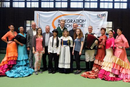 Bewiesen Rhythmus-Gefühl: Elena Görlitz, Eva „La Luc’ia“ Görres, stellv. Landrat Wolfang Weigel, Katrin Neumann (Kommunales Integrationszentrum), Diethelm Krause (Präsident des KreisSportBundes), Daniela Sepehri (Deutsch-Iranische Christen e. V.), Rainer Hesse (Volkstanzkreis Westenholz e. V.), Christina Dömer (Ostwestfälischer Volkstanzkreis Geseke-Salzkotten), Bernhard Lünz (Geschäftsführer des Kommunalen Integrationszentrums), Maren Schwede (KreisSportBund), Norbert Wiechers (Danzdeel Salzkotten e. V.), Tatjana Eisenkirch, Josephine Heers und Elena Eisenkirch von der Gruppe „Luz del Norte“ aus der Tanzsportabteilung des TuRa Elsen e. V., © Bildungs- und Integrationszentrum Kreis Paderborn, Johanna Leifeld Tanz der Kulturen